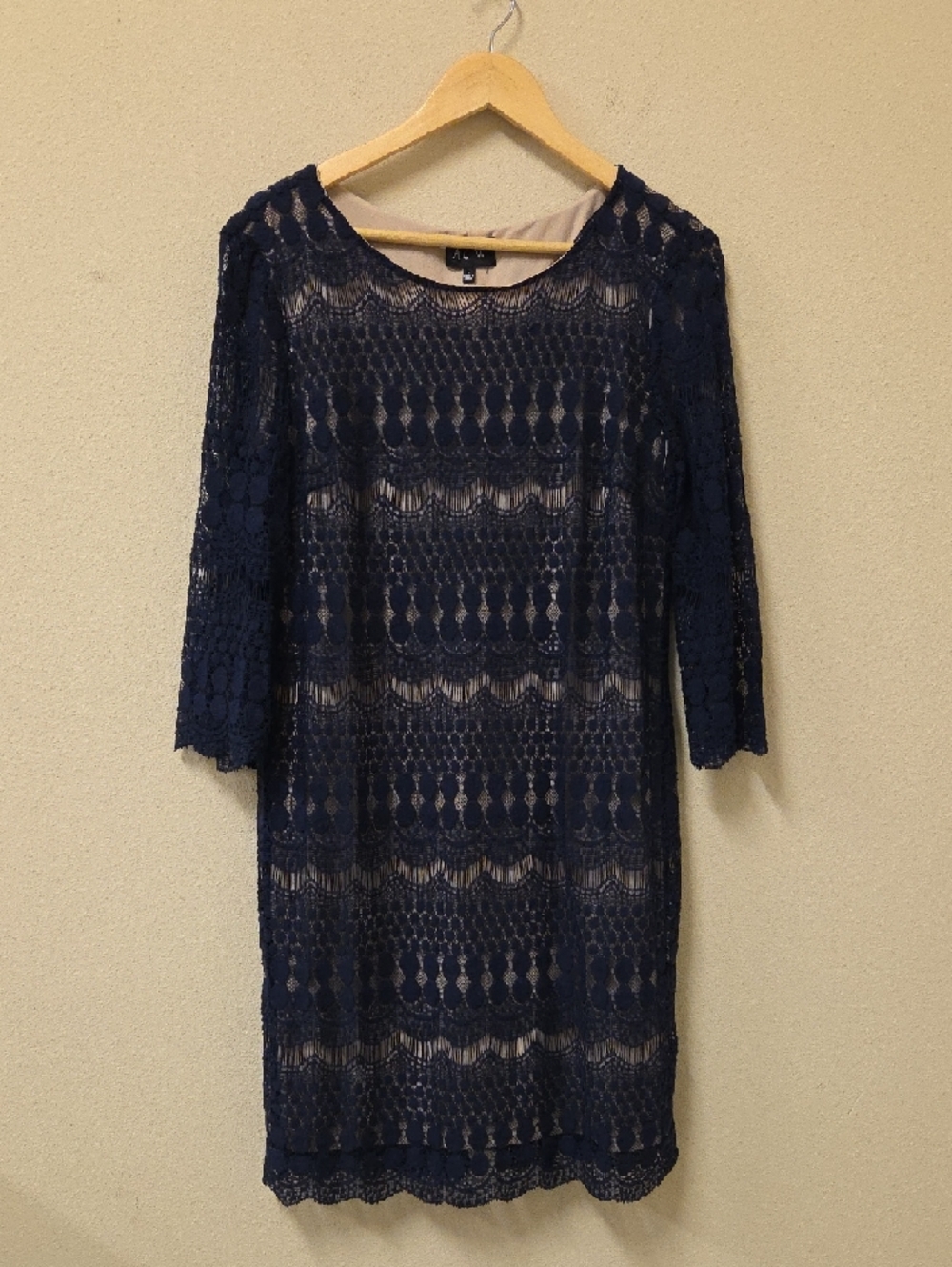 AUW Women Navy Blue Like New Scalloped Geometric Lace Overlay Dress. Size L